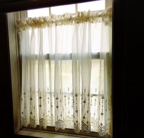 小窓をおしゃれに飾れる カフェカーテン 気になる日差し 外からの視線を解決 カーテン通販の カーテンズ 公式ブログ