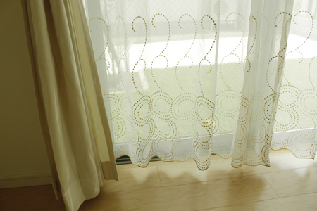 コチラのお部屋はシェードとカーテンの組合せです。