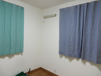 同じ部屋でカーテンの種類を変えても同じ色見で合わせると、 丁度いい変化に！素敵です！