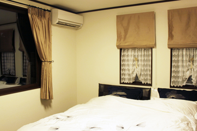 寝室はゴールドのシャンタン生地でカーテンとシェードです。