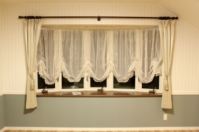 寝室の５連出窓は、バルーンシェードとカーテンの組合せ
