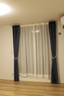 男の子のお部屋は、白いアイアン調のレールにカーテン。