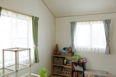 子供部屋は、ギンガムチェックと無地のみどりのカーテンのとの組み合わせ