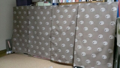 カラーボックスカバーをカーテン生地で作りました