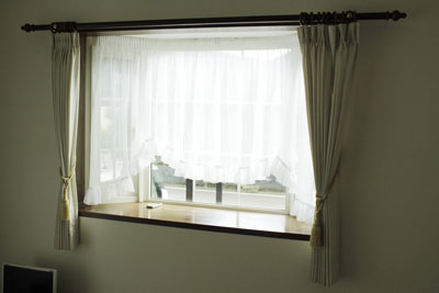 出窓には、Ｍ型のスタイルカーテンを施工しました