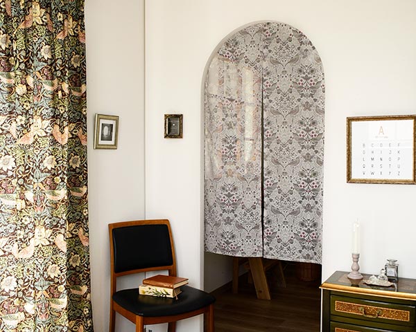 【既製のれん】ストロベリー・シーフ・オパール（幅85cm×丈150cm）｜William Morris(ウィリアム・モリス)