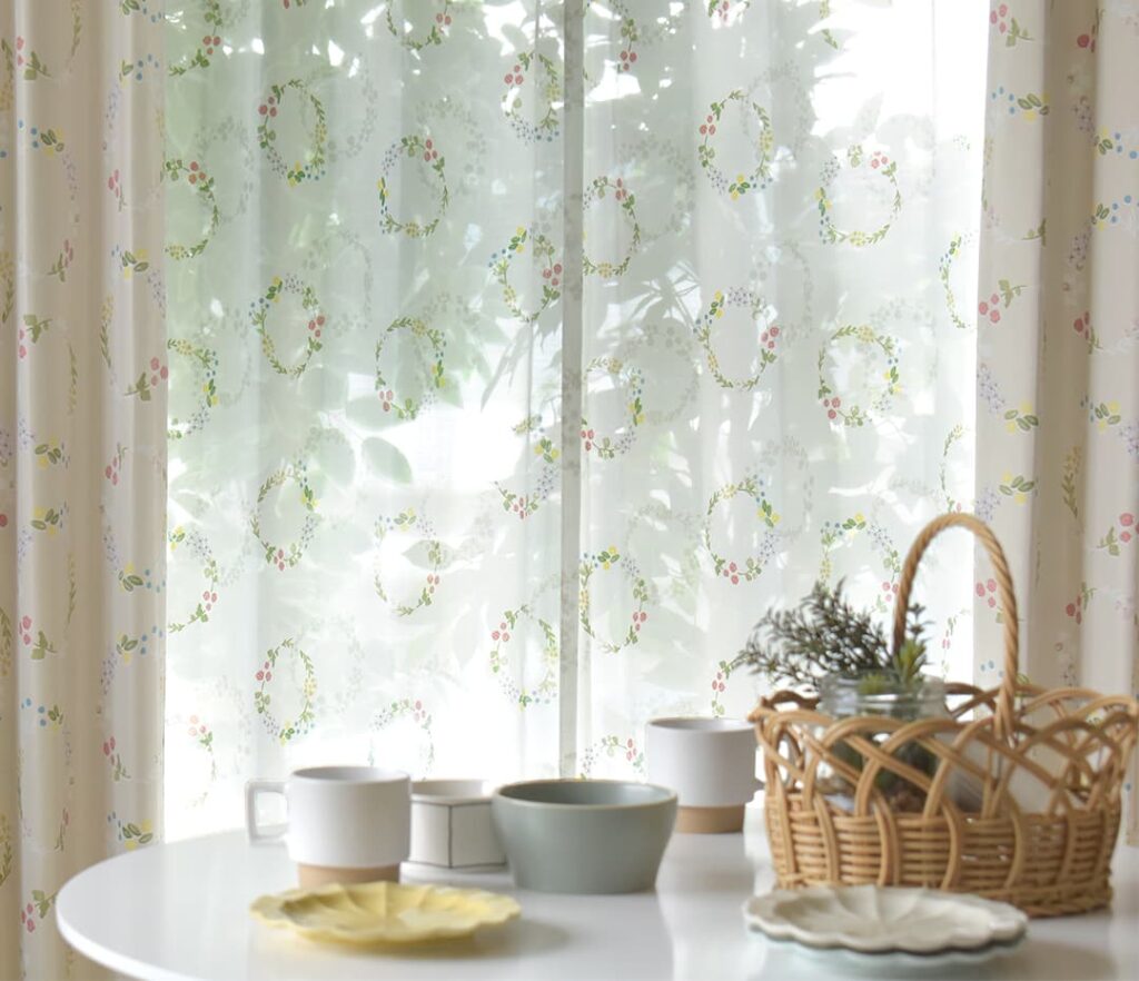 リースのような花束のデザインがかわいいレースカーテン「花束」