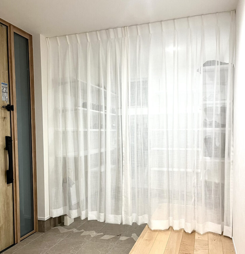 シューズクロークの間仕切りにレースカーテンZARA