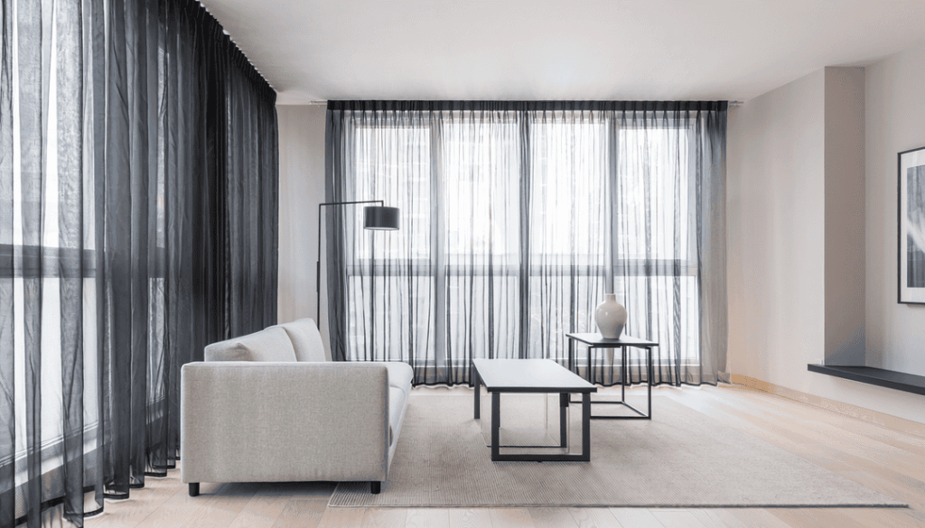 黒いレースカーテン×モノトーンインテリアイメージ