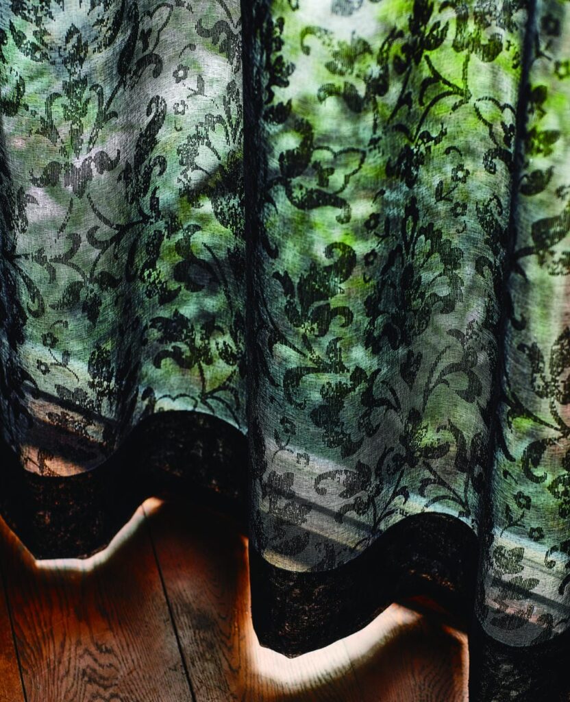 黒いダマスク柄のレースカーテン サモラレース