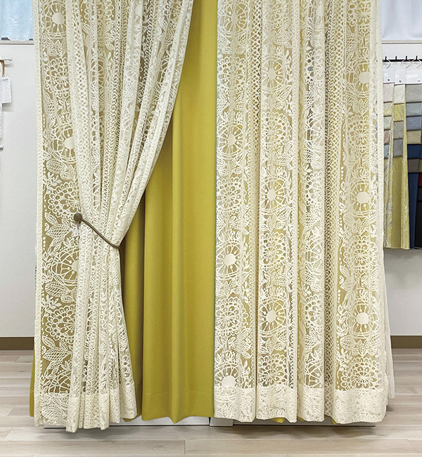 レースタイミとオールワン（レモンイエロー）のコーディネート