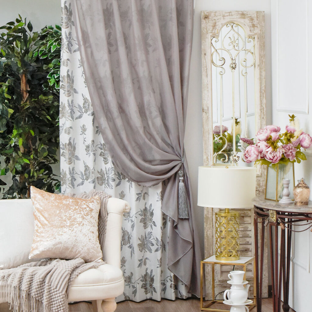 トルコレース「クオーレ」、カーテン「シャビーラザレ」、タッセル「エクレール」のコーディネート