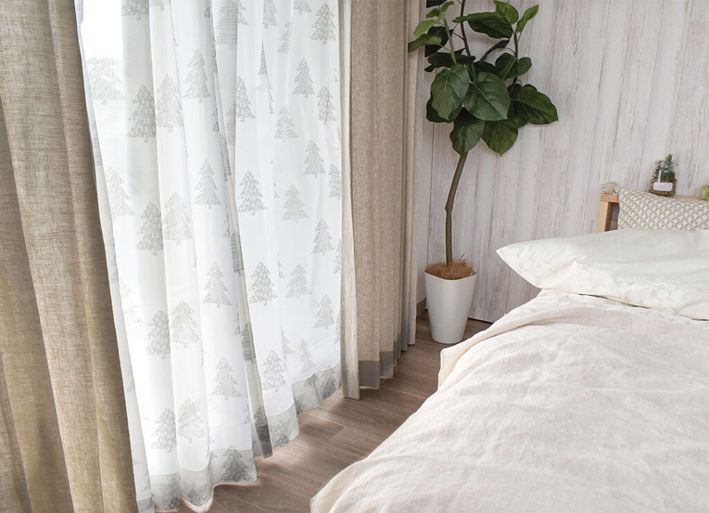 ツリー柄のナチュラルテイストのレースカーテン　モック
