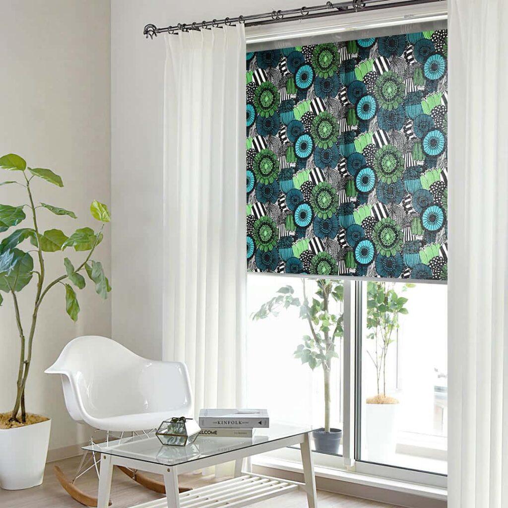 北欧ロールスクリーン「ピエニシイルトラプータルハ|marimekko」とレースカーテンの組み合わせ