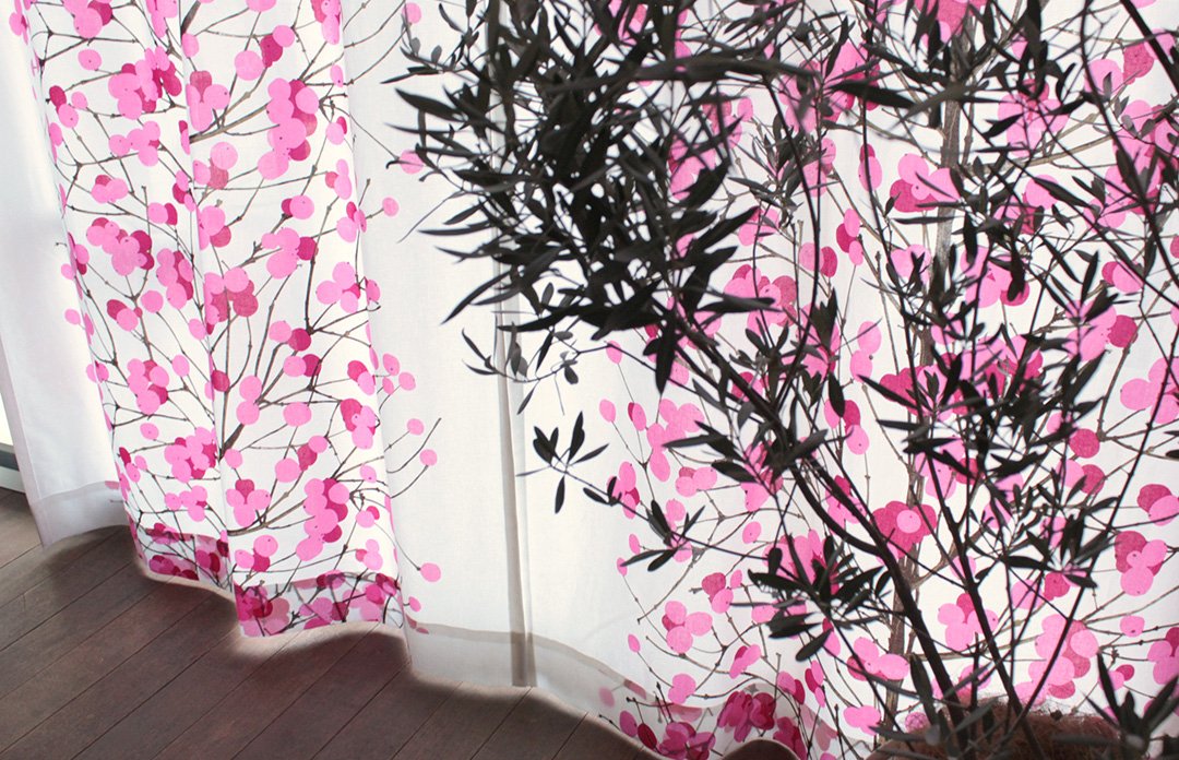 北欧カーテン 実は和の雰囲気にも馴染む華やかなデザイン 雪イチゴ ルミマルヤ Lumimarja Marimekko カーテン通販専門店のカーテンズ 北欧カーテン 実は和の雰囲気にも馴染む華やかなデザイン 雪イチゴ ルミマルヤ Lumimarja Marimekko カーテン通販専門店のカーテンズ