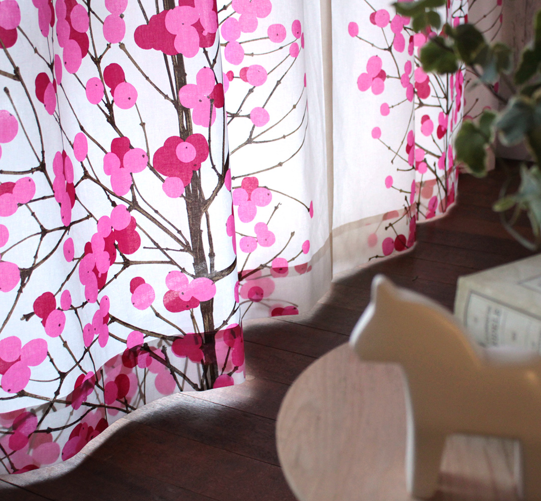 北欧カーテン 実は和の雰囲気にも馴染む華やかなデザイン 雪イチゴ ルミマルヤ Lumimarja Marimekko カーテン通販専門店のカーテンズ 北欧カーテン 実は和の雰囲気にも馴染む華やかなデザイン 雪イチゴ ルミマルヤ Lumimarja Marimekko カーテン通販専門店のカーテンズ