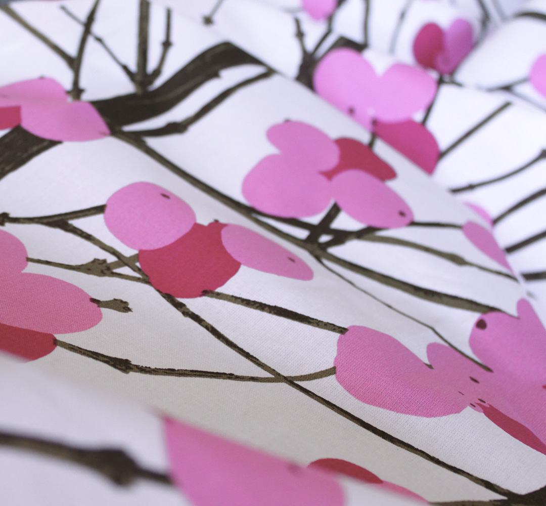 北欧カーテン 実は和の雰囲気にも馴染む華やかなデザイン 雪イチゴ ルミマルヤ Lumimarja Marimekko カーテン通販専門店のカーテンズ