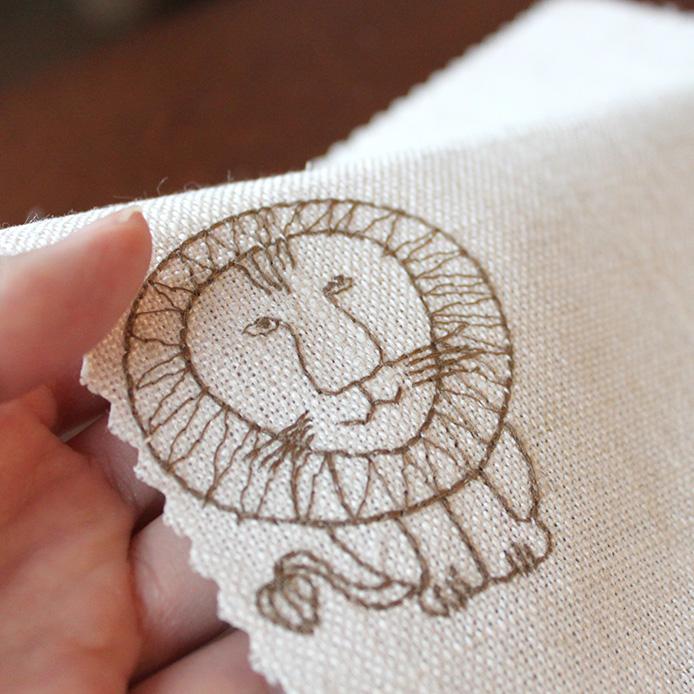【北欧ブランドカーテン】ライオン刺繍ドレープ(ブラウン)｜LISA LARSON(リサ・ラーソン)