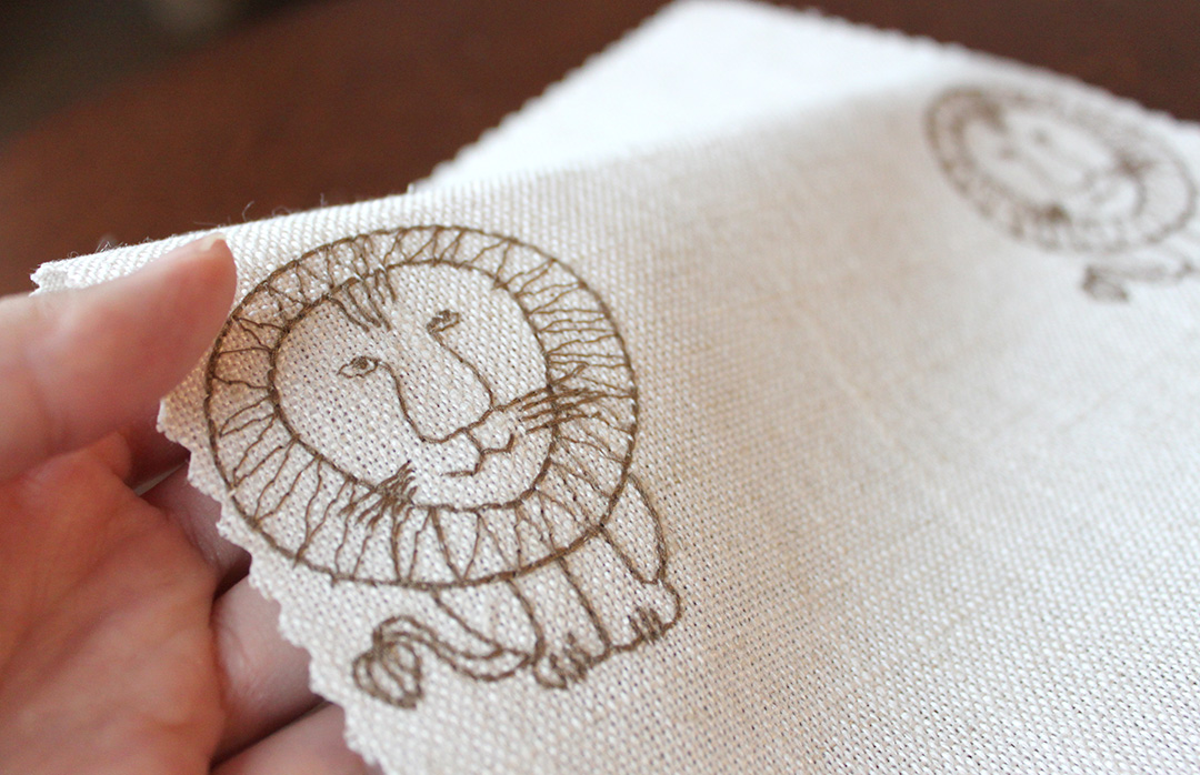 リサラーソン　ライオン刺繍ドレープ